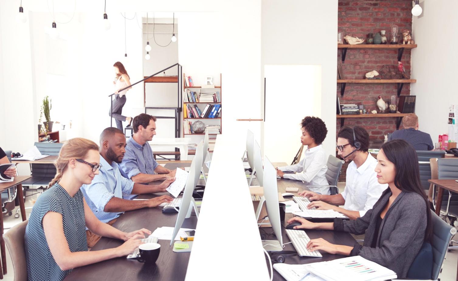 Arbeitsbereich mit Finanzanalyse-Unterlagen und Laptop für professionelle Gespräche