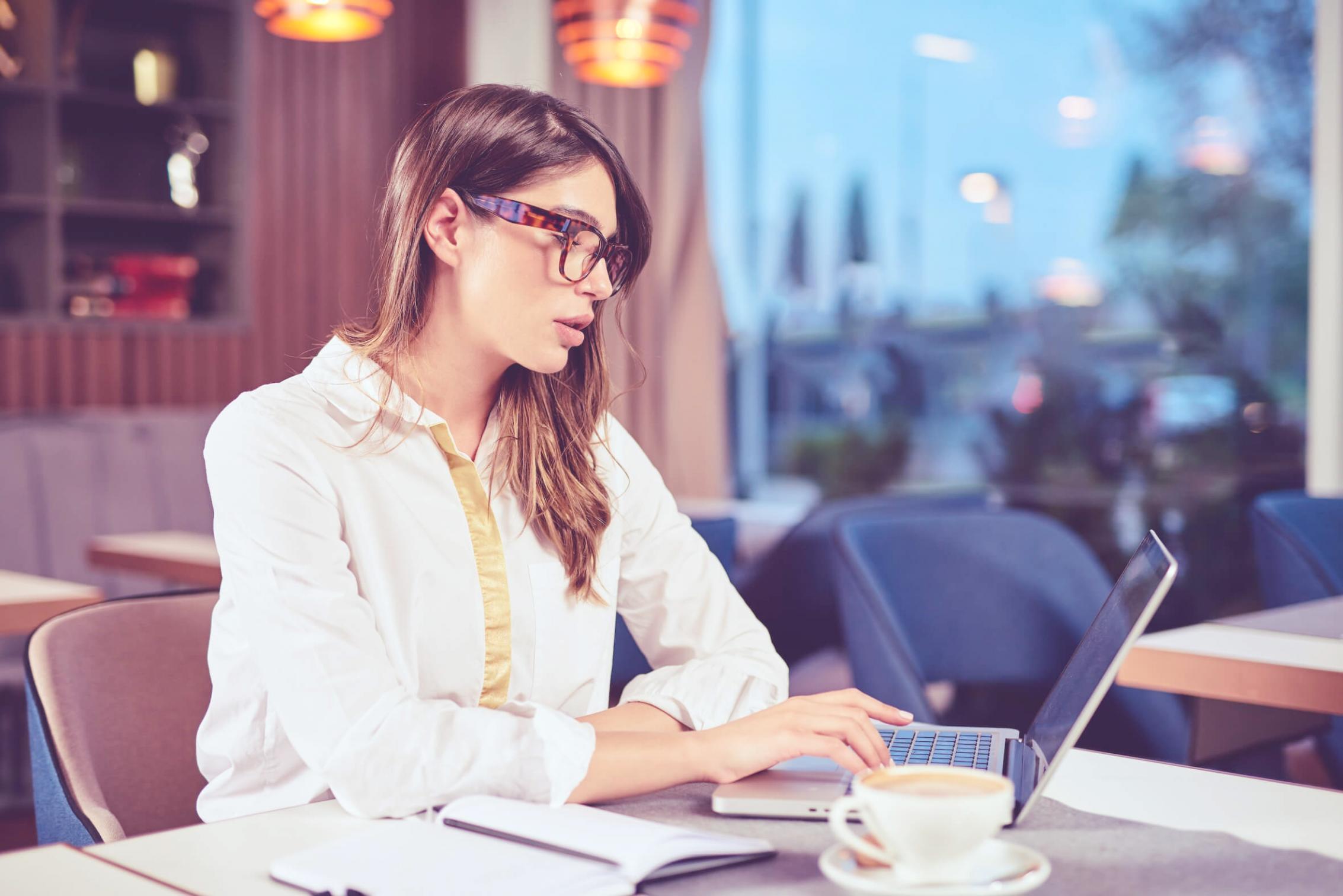 Konzentrierte Arbeit am Computer mit Finanzanalyse-Tools und strukturiertem Arbeitsplatz für effektives Fernlernen