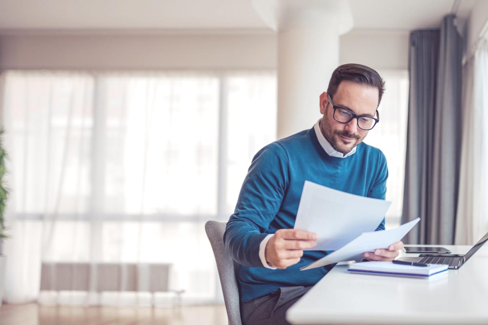 Professionelle Finanzanalyse im modernen Büroumfeld